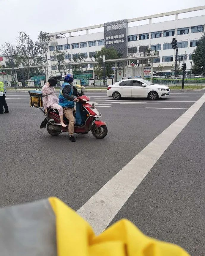 兄弟外卖点了个“女友”？！这画风怎么有点不太对啊？