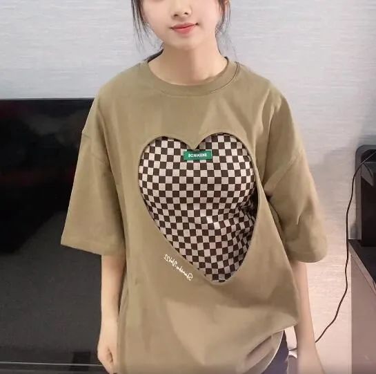 这些美女们穿的衣服都突出重点