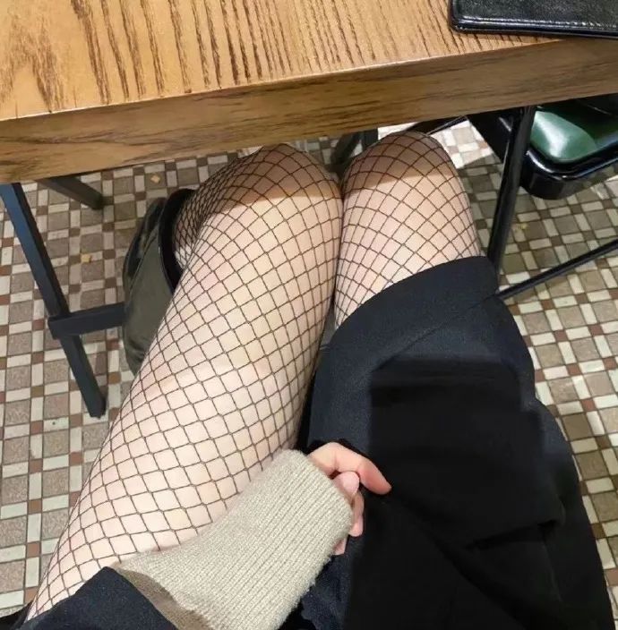 ​是谁说穿黑丝做动作很性感的？！