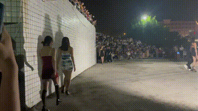 ​谁会拒绝看女大学生走秀呢 ？