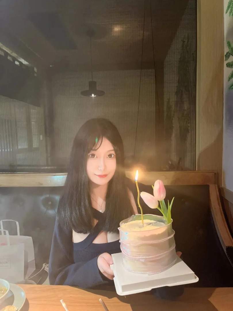 姑娘虽然我们素不相识，但还是祝你们生日快乐！
