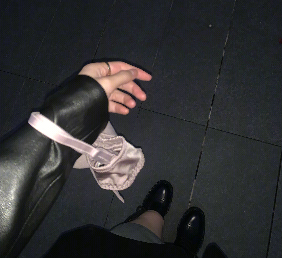 关于我把 bra 当包包，挎着在大街上走这件事