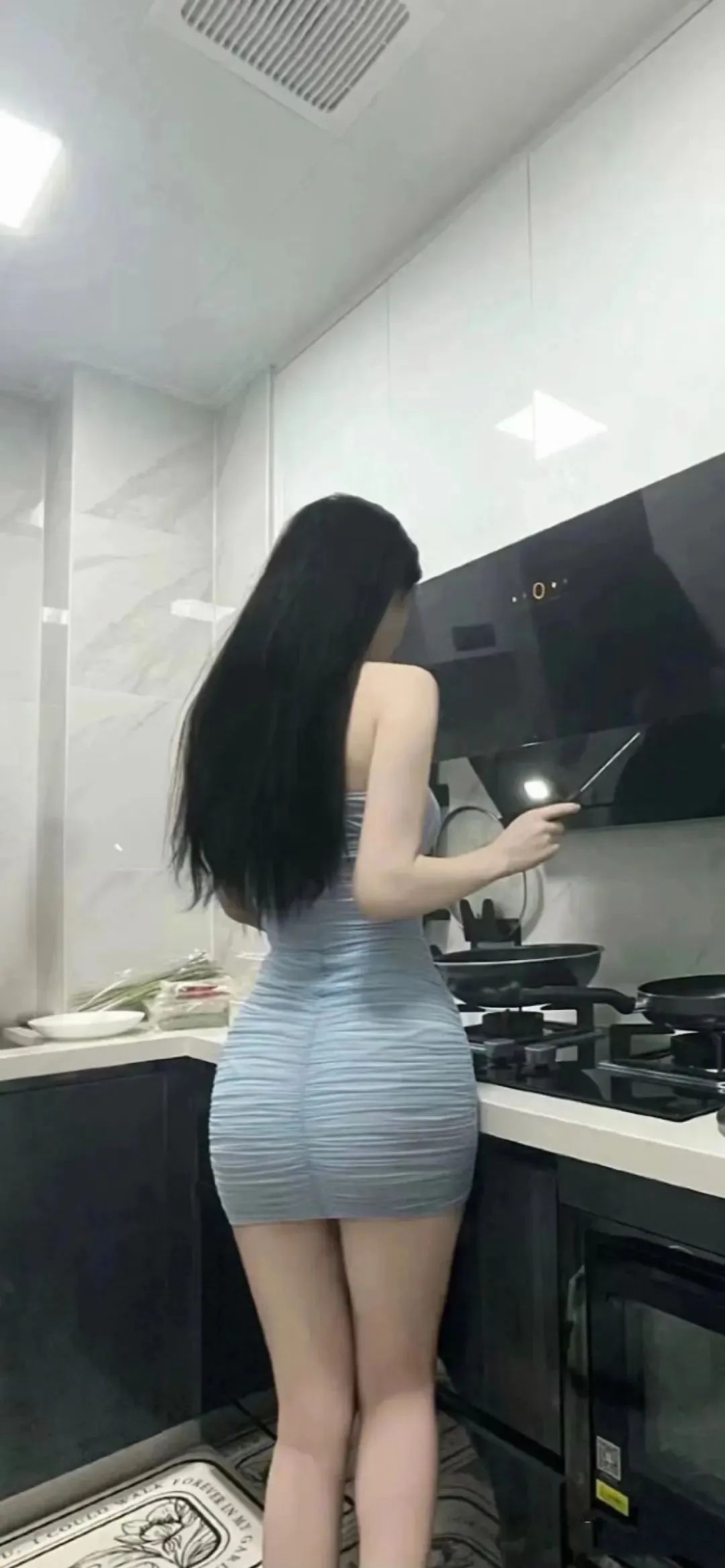 第一次去女网友家，她就要给我做饭