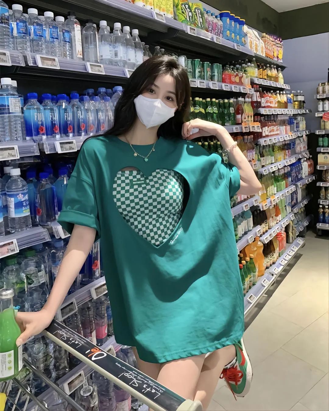 姑娘，我上次看这件衣服，没有内搭啊！