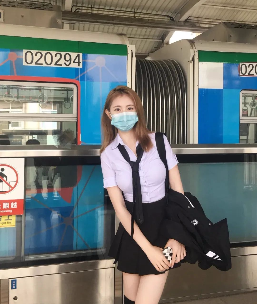 最近超火的地铁口罩妹！