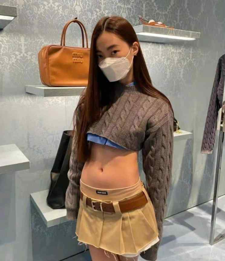 ​只有半截上衣的穿法是今年夏天的爆款？